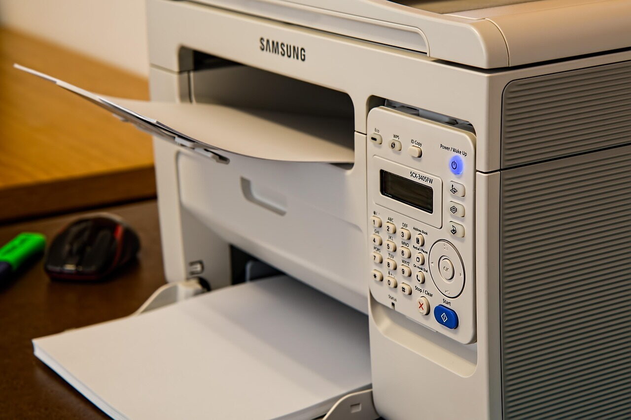 Uma impressora moderna sobre uma mesa de escritório branca, representando a venda de eletrônicos usados.