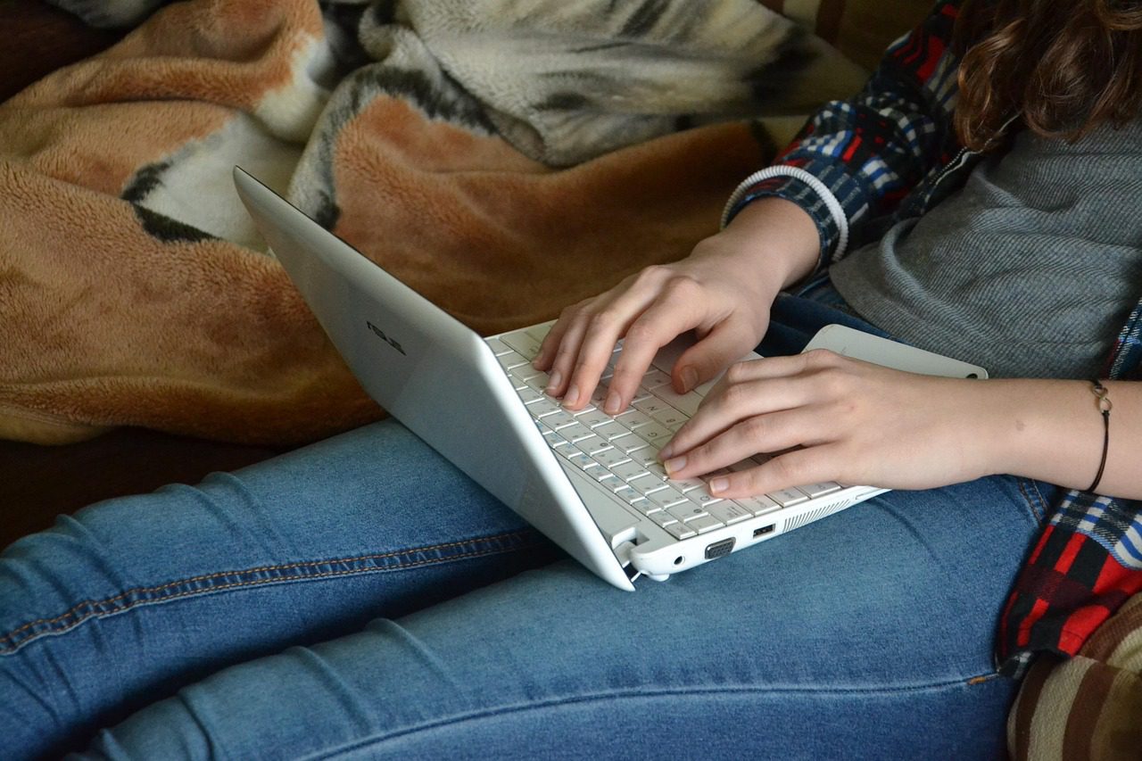 Notebook seminovo aberto em uma mesa de escritório limpa, pronto para venda em um site de classificados.