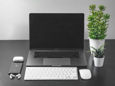 Setup de trabalho limpo e organizado com laptop e acessórios, ideal para demonstrar importância da limpeza com aspirador portátil USB
