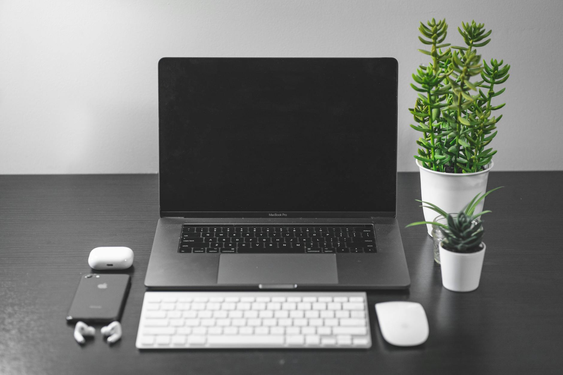 Setup de trabalho limpo e organizado com laptop e acessórios, ideal para demonstrar importância da limpeza com aspirador portátil USB