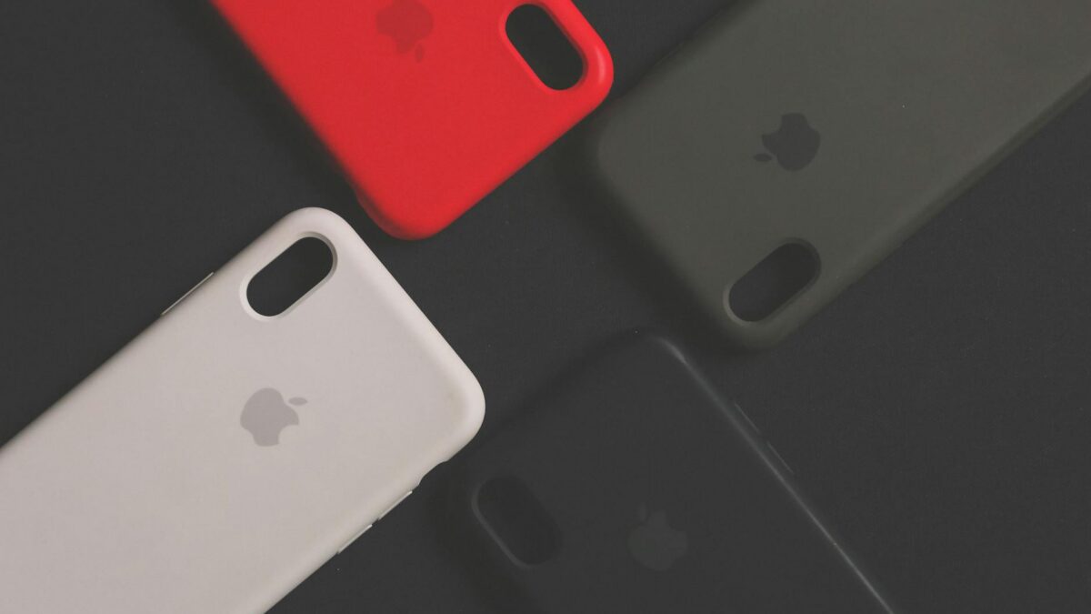 Capas de silicone coloridas para smartphone sobre superficie escura, mostrando variedade de protecao e estilo para celular