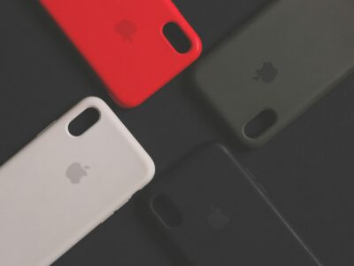 Capas de silicone coloridas para smartphone sobre superficie escura, mostrando variedade de protecao e estilo para celular