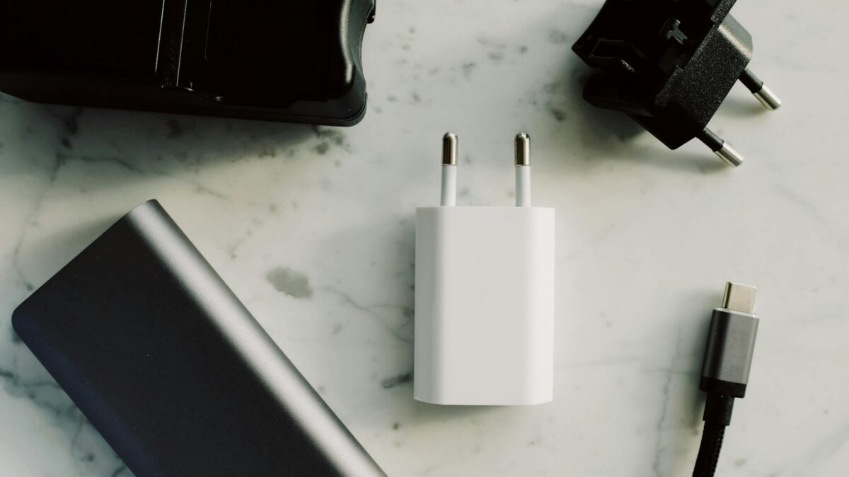 Carregador GaN com cabo USB-C sobre superficie elegante, representando a tecnologia de carregadores GaN em 2026