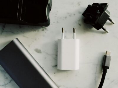 Carregador GaN com cabo USB-C sobre superficie elegante, representando a tecnologia de carregadores GaN em 2026
