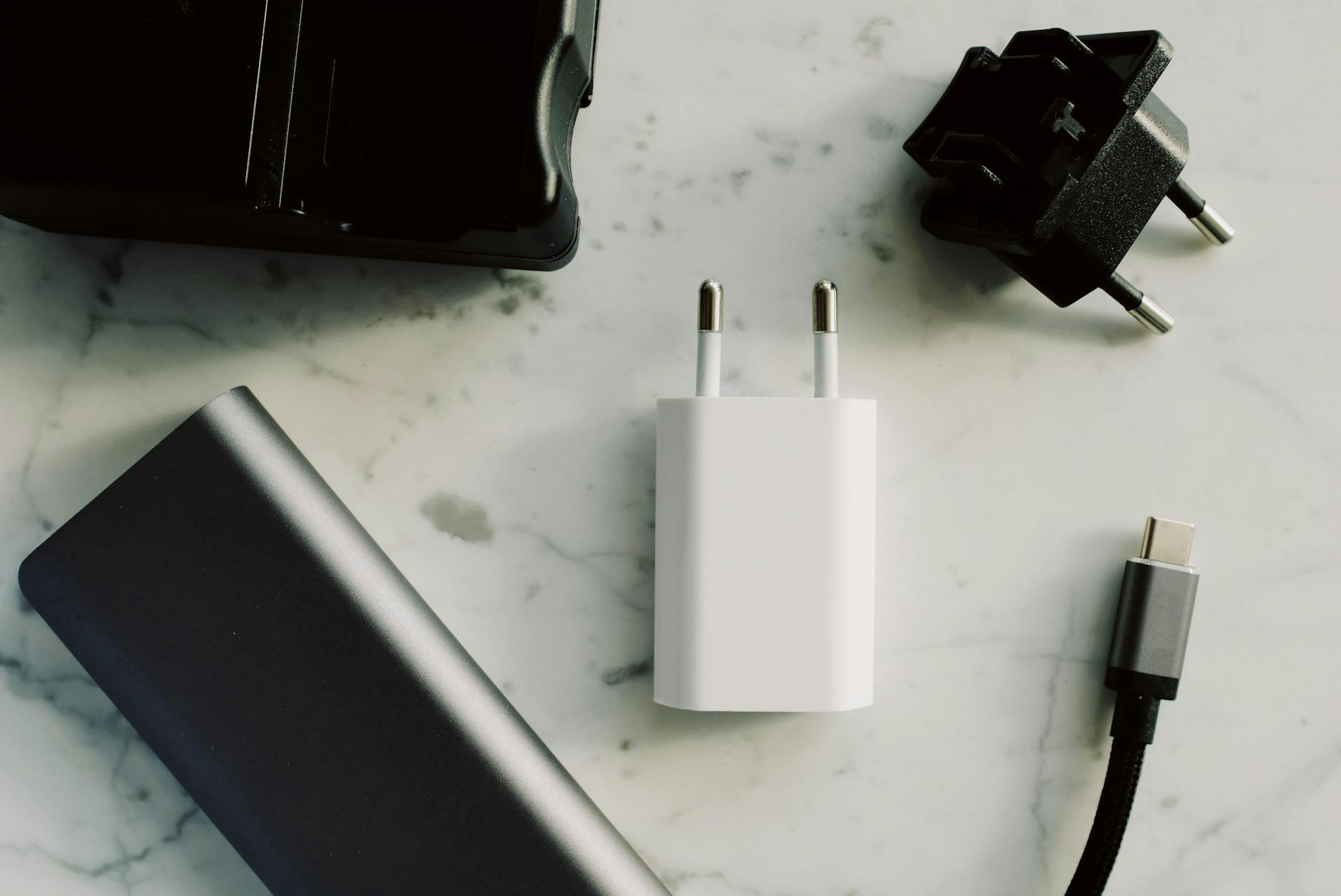 Carregador GaN com cabo USB-C sobre superficie elegante, representando a tecnologia de carregadores GaN em 2026
