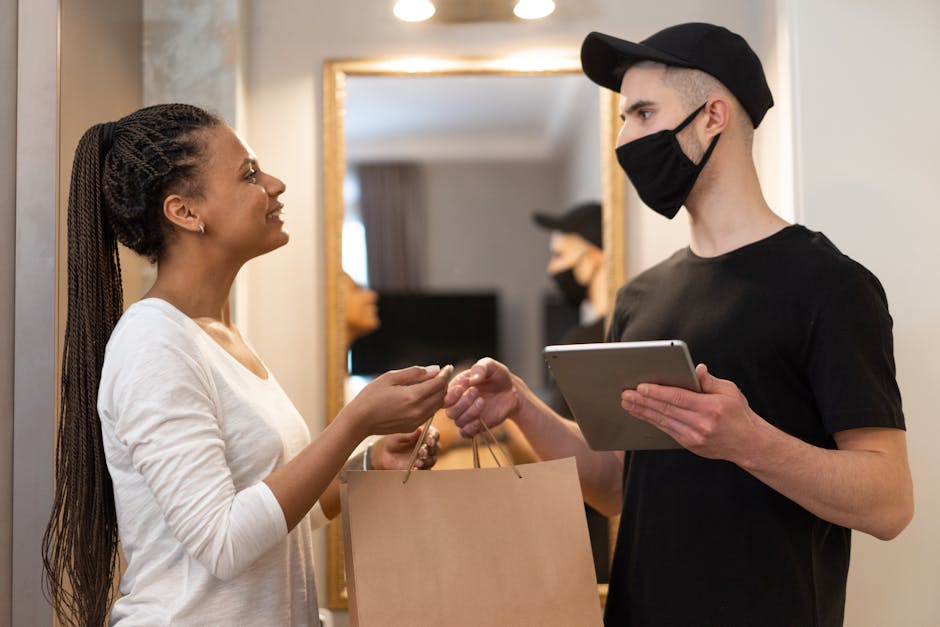 Compra online segura consumidor recebendo entrega