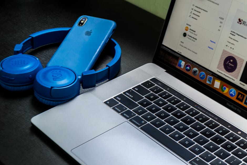 Fone de Ouvido Bluetooth 5.3 em escritório moderno com notebook