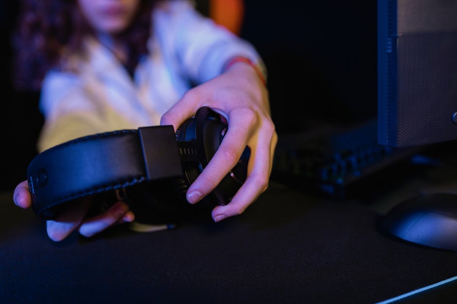 Jogador usando headset gamer focado no computador