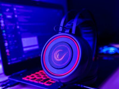 Headset gamer RGB em setup de jogos