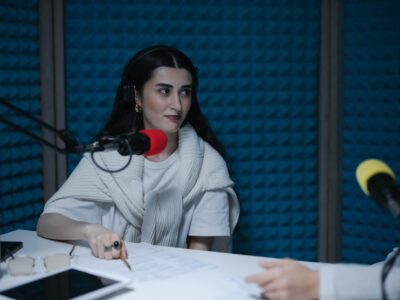 Microfone de lapela sem fio para celular em estúdio de podcast, representando os melhores modelos de 2026