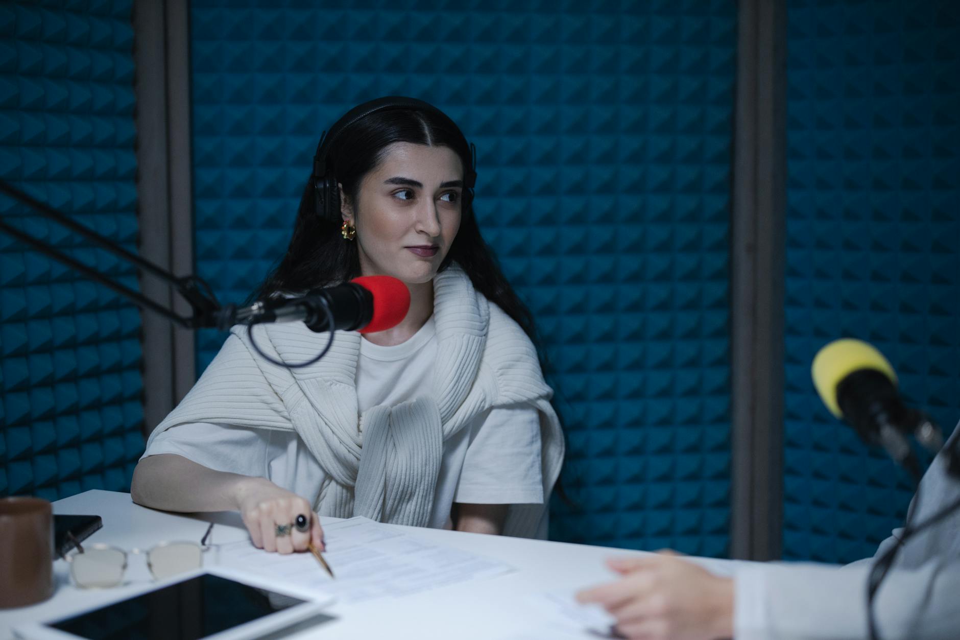 Microfone de lapela sem fio para celular em estúdio de podcast, representando os melhores modelos de 2026