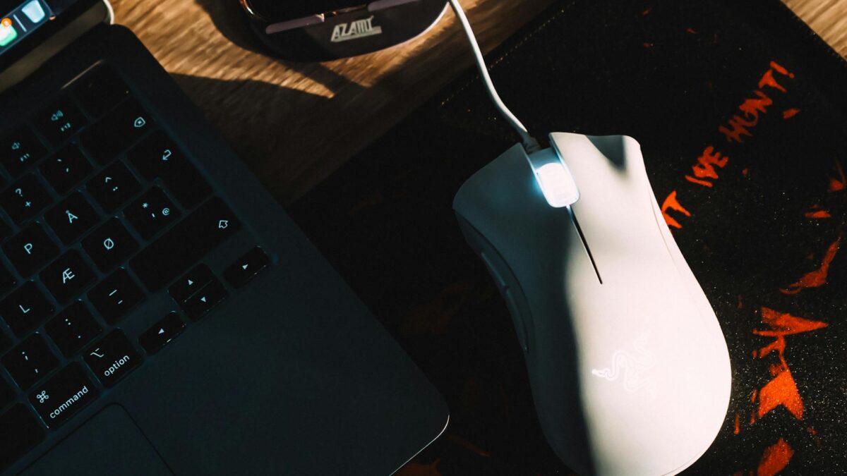 Mouse gamer RGB com teclado iluminado em setup de jogos, representando os melhores mouses gamers custo-beneficio de 2026