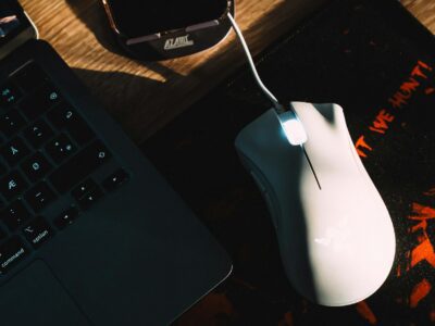 Mouse gamer RGB com teclado iluminado em setup de jogos, representando os melhores mouses gamers custo-beneficio de 2026