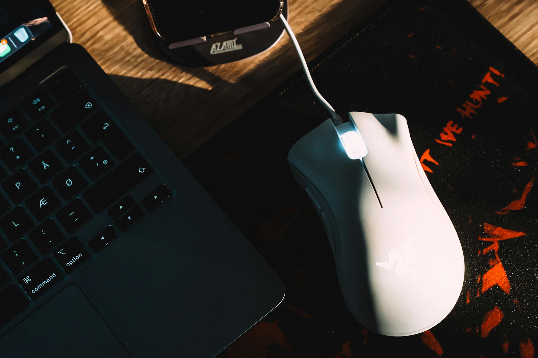 Mouse gamer RGB com teclado iluminado em setup de jogos, representando os melhores mouses gamers custo-beneficio de 2026
