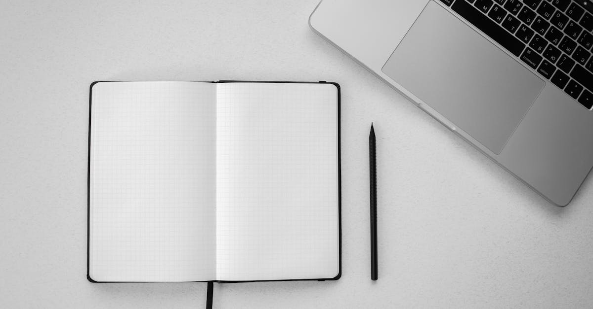 Notebook lacrado em mesa de trabalho moderna com tecnologia 2026