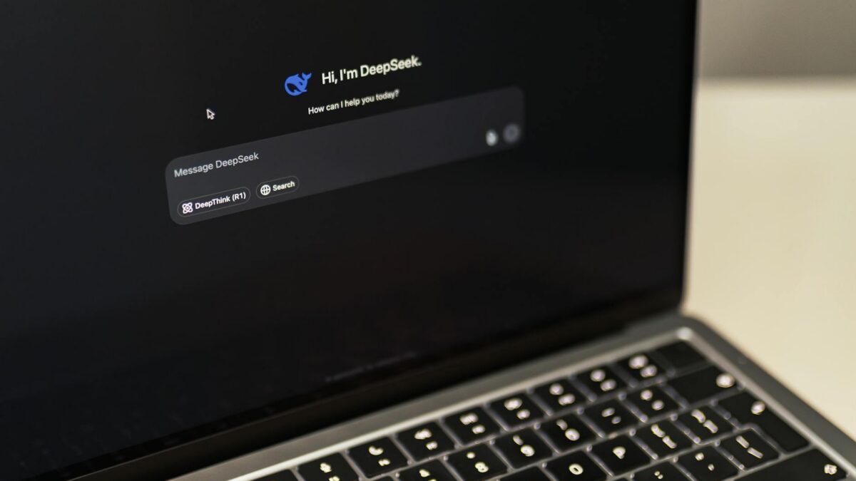 Notebook com IA mostrando tela com interface de inteligencia artificial em 2026