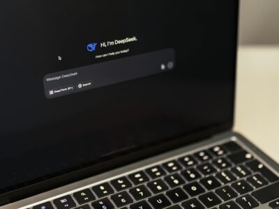 Notebook com IA mostrando tela com interface de inteligencia artificial em 2026