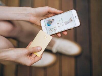 Pagamento online com smartphone e cartao de credito