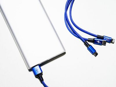 Power Bank com cabos USB em fundo minimalista branco