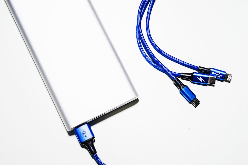 Power Bank com cabos USB em fundo minimalista branco