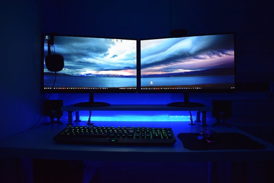 Setup gamer com dois monitores e iluminacao azul