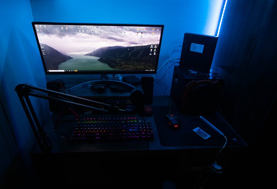 Setup gamer iniciante com monitor teclado RGB e iluminacao azul