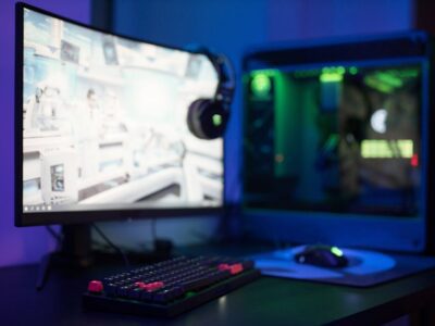 Setup gamer com monitor curvo e RGB