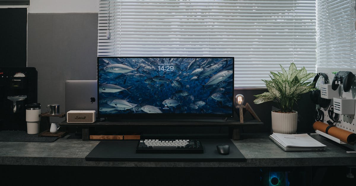 Setup home office moderno com monitor curvo, teclado e acessórios em mesa organizada