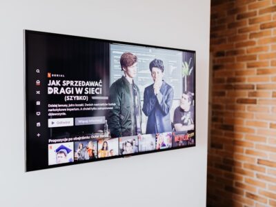 Smart TV exibindo streaming em sala de estar