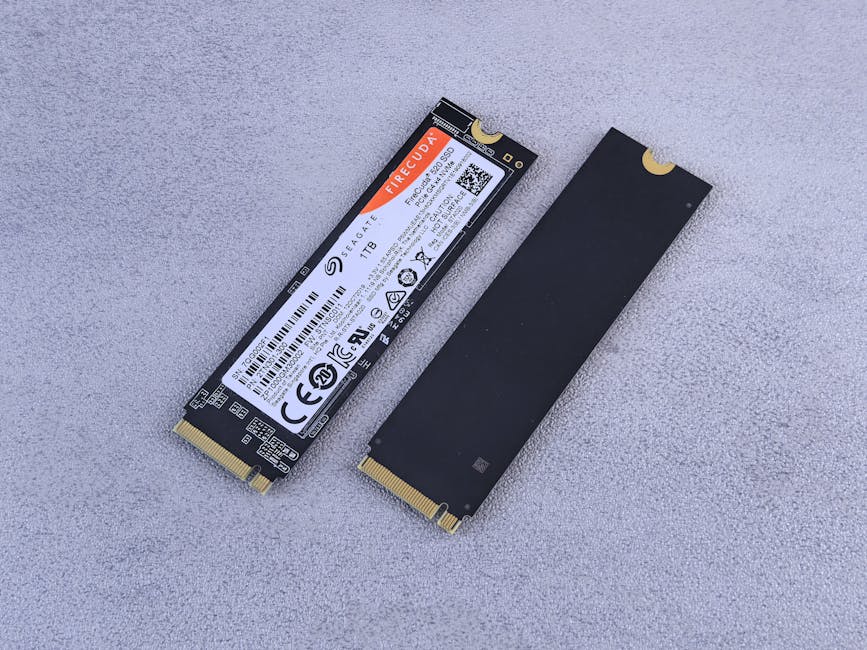 SSD NVMe Seagate FireCuda em fundo cinza