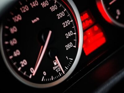 Carro dirigindo a noite no painel com GPS