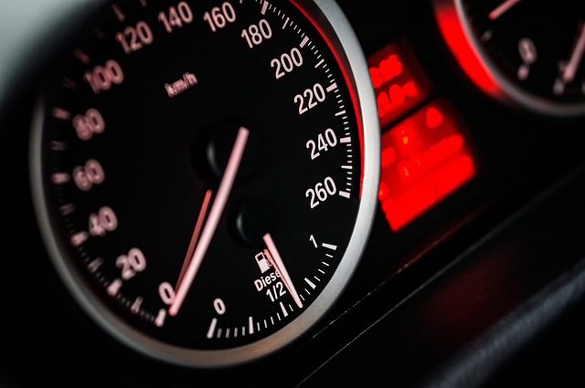 Carro dirigindo a noite no painel com GPS