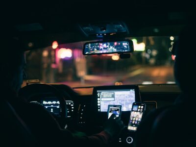 Motorista de aplicativo usando smartphone para navegacao no carro a noite